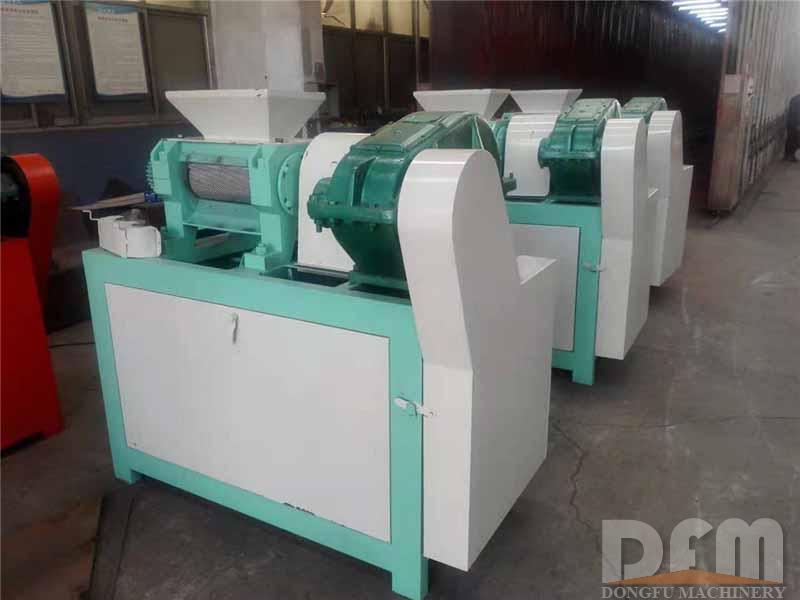 Double roller extrusion granulator for bentonite